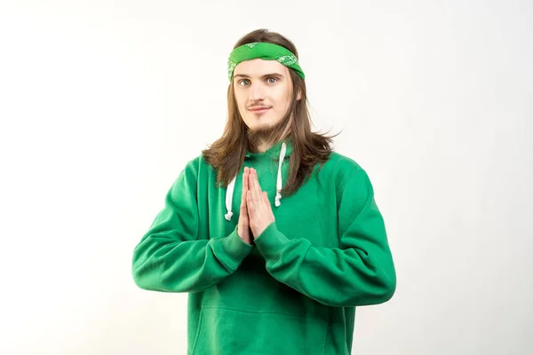 Zöld Kapucnis Mutatja Namaste Ellen Fehér Háttér Nyugodt Mosollyal Jóképű — Stock Fotó