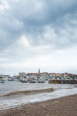 Bulutlu gökyüzü Adriyatik kıyısında, Karadağ Budva eski kasabada fırtına öncesi sessizlik. Panoramik görünüm