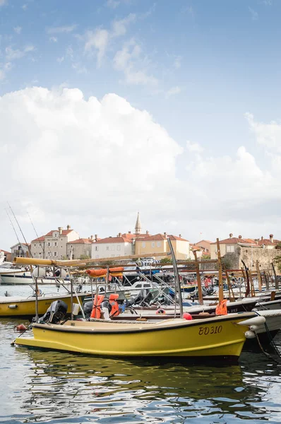 Porto Com Barcos Iates Estacionados Porto Budva Mar Adriático Budva Fotos De Bancos De Imagens