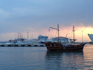 Gün batımında, Sochi, Rusya Federasyonu, 21 Ağustos 2016 yat deniz bağlantı noktası sularda yelken keyfi