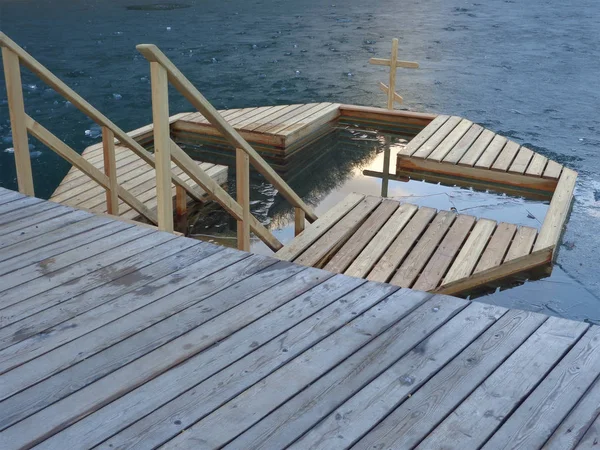 Деревянный шрифт на озере, покрытый тонким льдом — стоковое фото