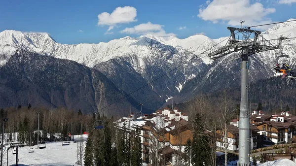 Estación de esquí de invierno, carretera por cable, picos nevados de las montañas del Cáucaso —  Fotos de Stock