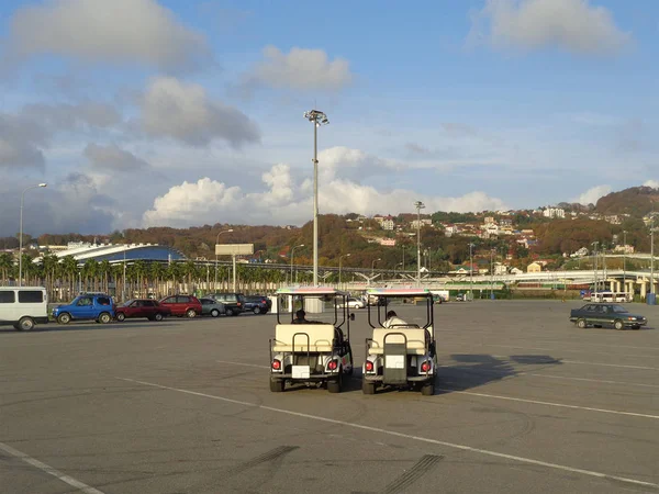 Elektromobile i samochodów na parking wolnego miasta — Zdjęcie stockowe