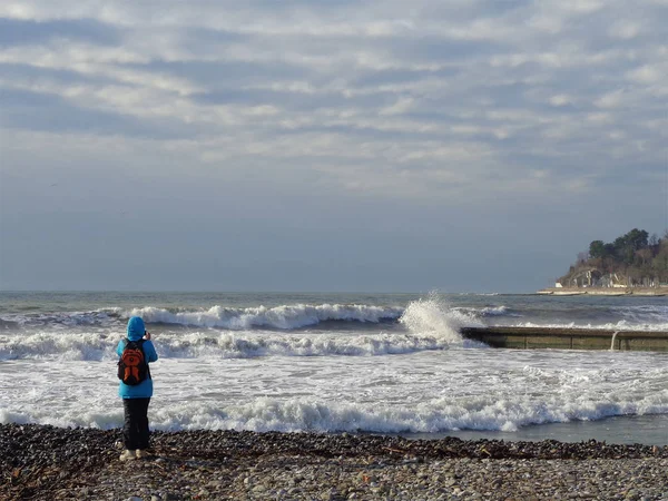 Adolescente na praia assistindo tempestade de inverno — Fotografia de Stock