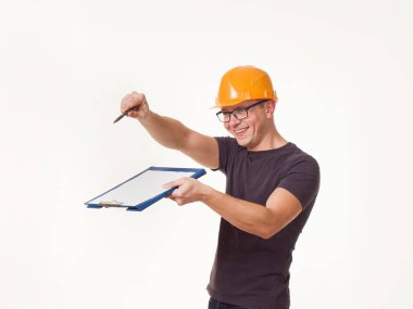 Genç adam - klasörlü miğferli işçi