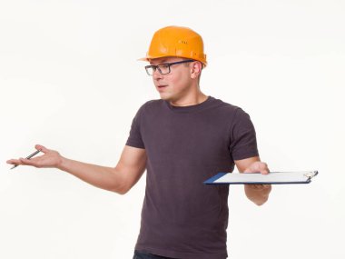 Genç adam - klasörlü miğferli işçi