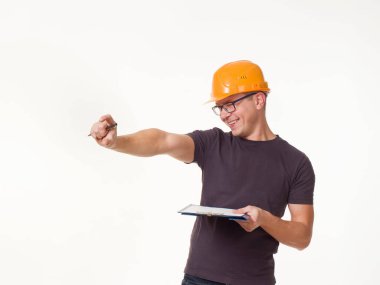 Genç adam - klasörlü miğferli işçi