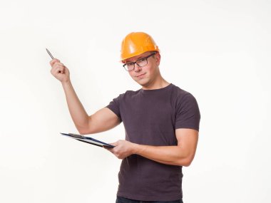 Genç adam - klasörlü miğferli işçi