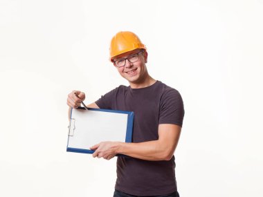 Genç adam - klasörlü miğferli işçi