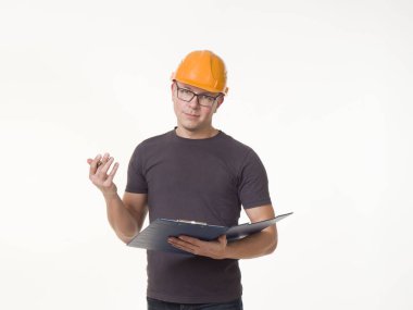 Genç adam - klasörlü miğferli işçi