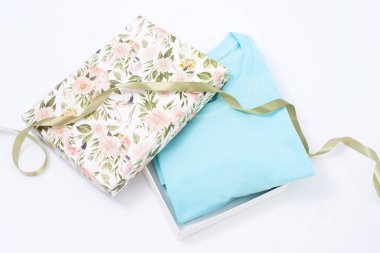 turkuaz tişört, beyaz arkaplanda kutu var.