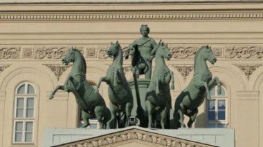 Bolşoy Tiyatrosu'nda Peter Clodt'ın çalışmalarının bronz çeyreği