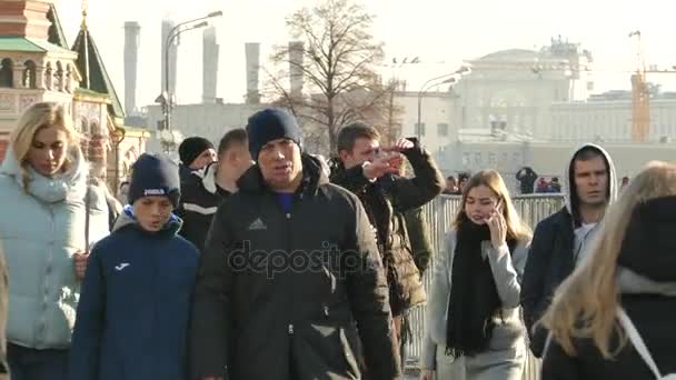 Kızıl Meydan etrafında insanlar yürüyüş — Stok video