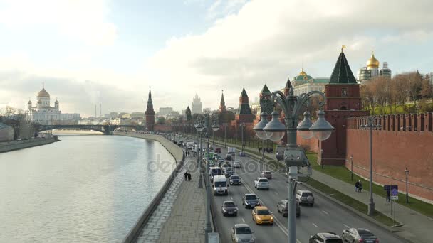 Terraplén del Kremlin, vista desde el puente — Vídeo de stock