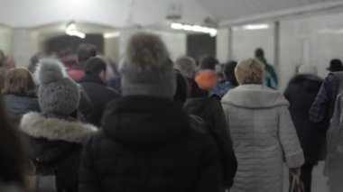 İnsanlar Moskova metrosu geçiş gitmek