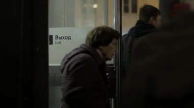 İnsanlar Moskova metrosu Chistye Prudy istasyonundan dışarı