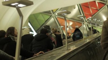 İnsanlar Moskova metro yürüyen merdiven tırmanmak