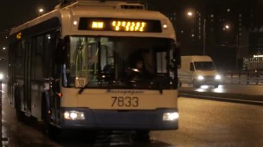 Gece, ıslak araba sürüş