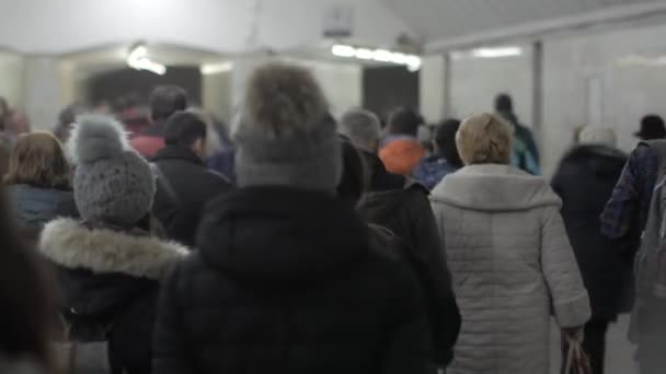 Människor går på övergången av Moskvas tunnelbana — Stockvideo