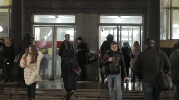 Les gens sortent de la station Chistye Prudy du métro de Moscou — Video