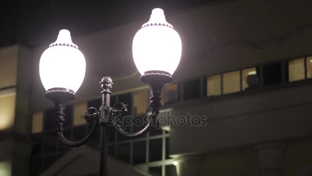 Gatlyktan lyser upp kvällen gatan på Chistoprudniy Boulevard — Stockvideo