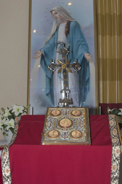 Virgen María, Cruz y Santa Biblia — Foto de Stock