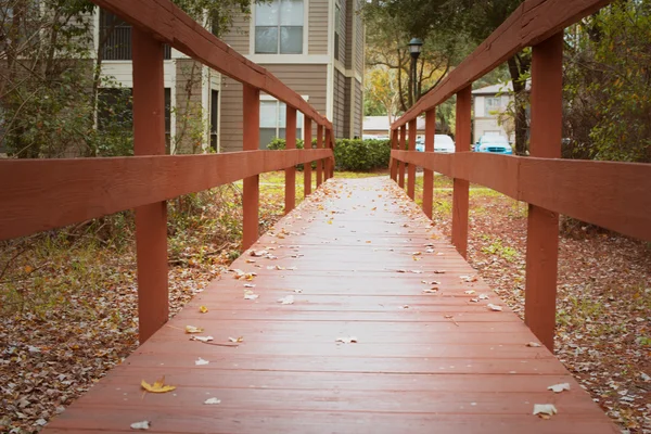 Sonbahar kırmızı ahşap köprü