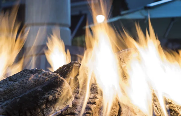 sıcak şömine yanıyor