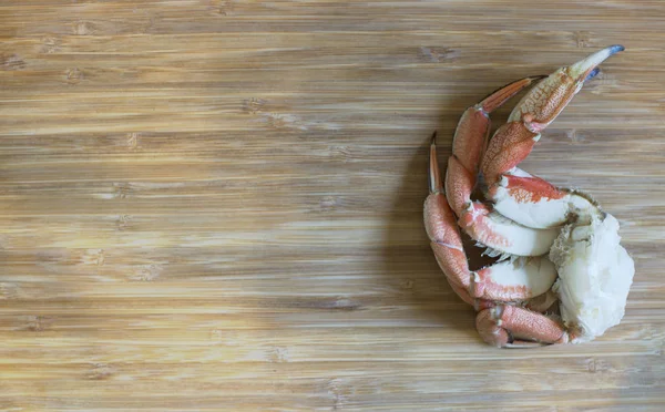 Gambe di granchio frutti di mare su sfondo di legno — Foto Stock