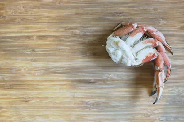 Crabe jambes fruits de mer sur fond bois — Photo