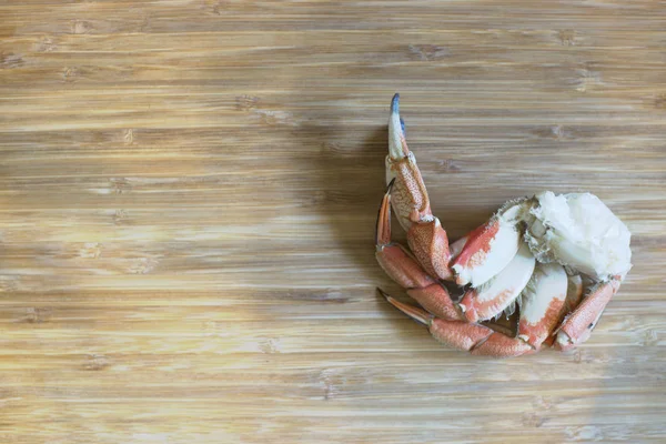 Gambe di granchio frutti di mare su sfondo di legno — Foto Stock