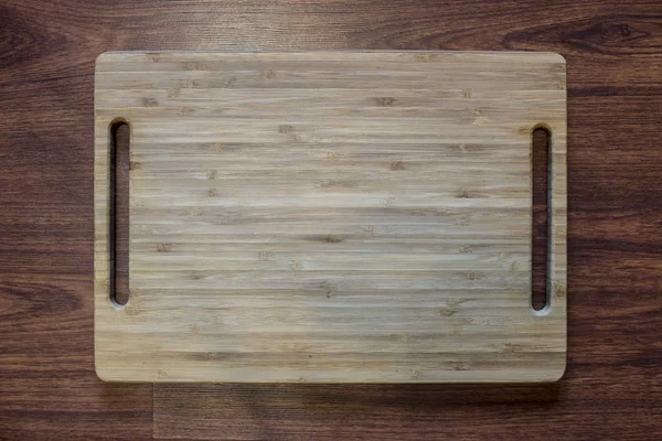 Eski ahşap masa üzerinde ahşap kesme tahtası