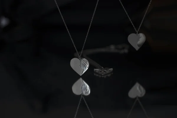 Siyah arka plan üzerine beyaz gümüş kolye