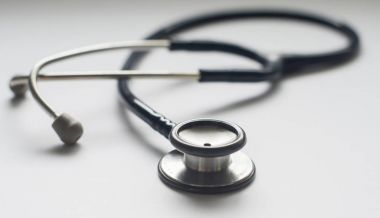 beyaz üzerine sağlık stetoskop