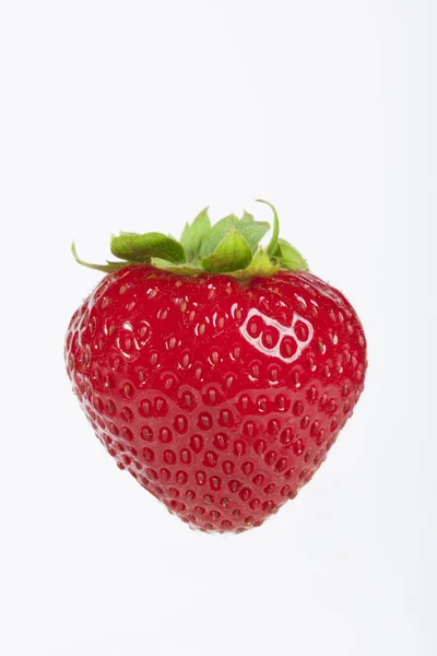 Frische Erdbeeren auf weißem Hintergrund — Stockfoto