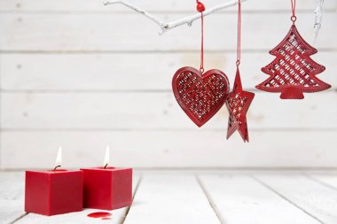 ahşap arka plan üzerinde kırmızı dekorasyon