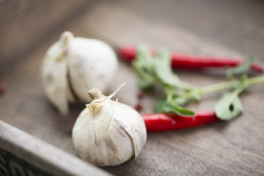 Kırmızı sıcak biber ve sarımsak ahşap üzerine