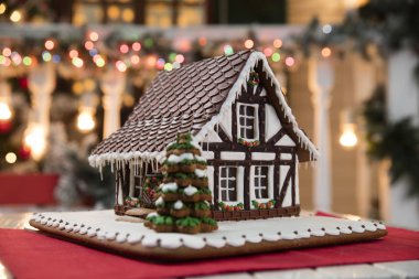 Gingerbread house ile Noel kompozisyon