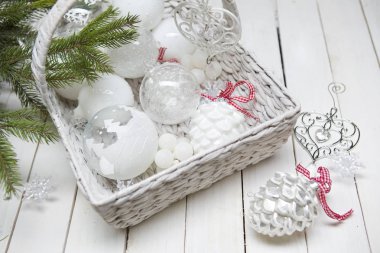 Noel kartı - beyaz ve cam top ve Noel oyuncaklar. Yakın çekim, güzel resim.