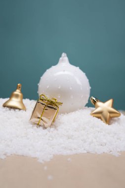 Noel kartı - beyaz ve cam top ve Noel oyuncaklar kar Slayt üzerindeki. Yakın çekim, güzel resim.