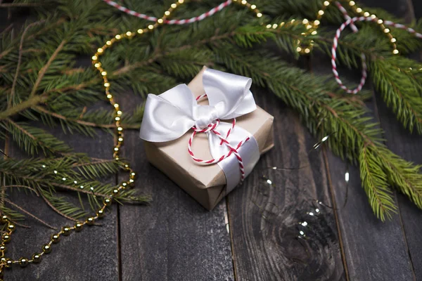 Composición clásica de Navidad. Caja con Velas, Bolas, Juguetes, Conos de pino, Nueces sobre fondo de madera — Foto de Stock