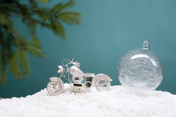 Christmas card. A small motorcycle in the snow. New Years greeting card, close-up. Congratulation for a motorcyclist. — Stock Photo, Image