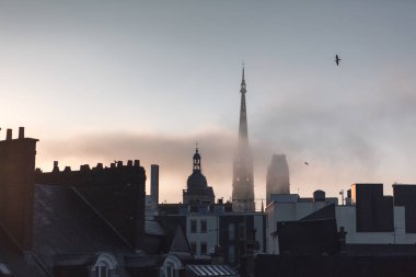 Rouen 'de çatılarda panoramik manzara güzel bir günbatımı, Fransa