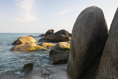 Samui Adası. Büyük yuvarlak taşların ve okyanusun güzel manzarası. Deniz kıyısı, açık gökyüzü. Tayland.