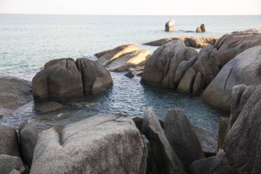 Samui Adası. Büyük yuvarlak taşların ve okyanusun güzel manzarası. Deniz kıyısı, açık gökyüzü. Tayland.