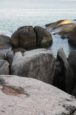 Samui Adası. Büyük yuvarlak taşların ve okyanusun güzel manzarası. Deniz kıyısı, açık gökyüzü. Tayland.