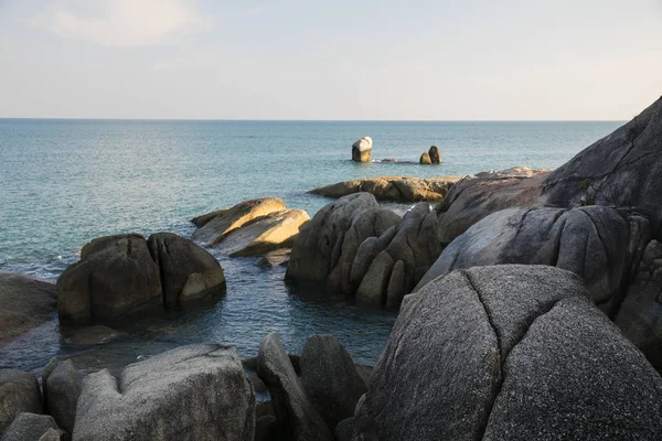 Samui Adası. Büyük yuvarlak taşların ve okyanusun güzel manzarası. Deniz kıyısı, açık gökyüzü. Tayland.