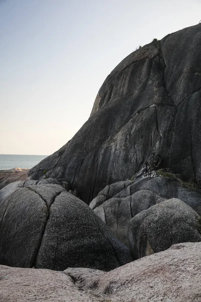 Samui Adası. Büyük yuvarlak taşların ve okyanusun güzel manzarası. Deniz kıyısı, açık gökyüzü. Tayland.