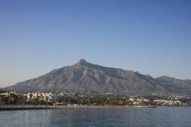 Marbella kumlu plajı, İspanya 'da Akdeniz kıyısında yaz tatili manzarası, Endülüs bölgesi, Costa del Sol, Malaga eyaleti. Deniz manzarası