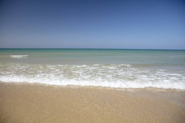 Tahta Yol, Tarifa, Endülüs, İspanya 'daki kumsaldaki merdivenler. Tatil geçmişi. Atlantik Okyanusu